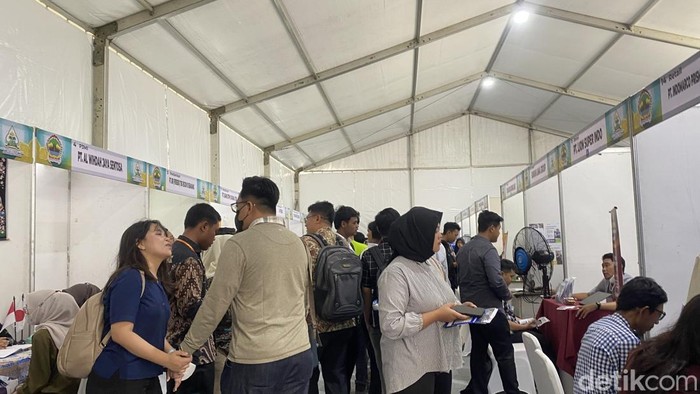 Job Fair di Lapangan Parkir Eks E-Plaza, Kecamatan Semarang Tengah, Kota Semarang, Kamis (17/9/2026).