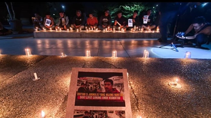 Jurnalis dan polisi di Gowa menggelar doa bersama untuk lima jurnalis hilang saat meliput Anak Gunung Krakatau.