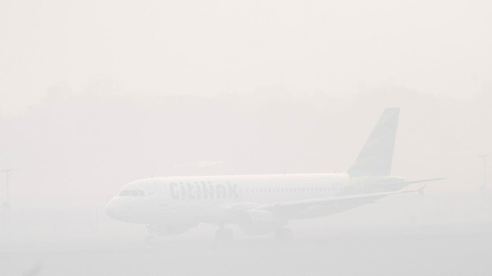 Pesawat komersial Airbus A330-941 milik maskapai penerbangan Lior Air mendarat di Bandara Internasional Sultan Mahmud Badaruddin (SMB) II Palembang, Sumatera Selatan, Kamis (17/9/2026). Berdasarkan data dari pengelola Bandara Internasional Sultan Mahmud Badaruddin (SMB) II Palembang kabut asap dampak Kebakaran Hutan dan Lahan (karhutla) mengakibatkan jarak pandang menurun hingga 700 meter sehingga kedatangan empat penerbangan dari Singapura, Jeddah, Yogyakarta dan Jakarta mengalami keterlambatan. ANTARA FOTO/Nova Wahyudi
