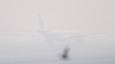 Kabut Asap Karhutla Ganggu Penerbangan di Bandara Palembang