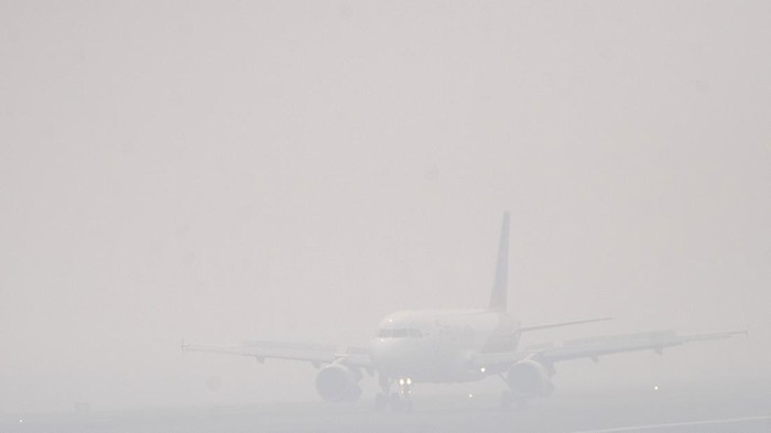 Pesawat komersial Airbus A330-941 milik maskapai penerbangan Lior Air mendarat di Bandara Internasional Sultan Mahmud Badaruddin (SMB) II Palembang, Sumatera Selatan, Kamis (17/9/2026). Berdasarkan data dari pengelola Bandara Internasional Sultan Mahmud Badaruddin (SMB) II Palembang kabut asap dampak Kebakaran Hutan dan Lahan (karhutla) mengakibatkan jarak pandang menurun hingga 700 meter sehingga kedatangan empat penerbangan dari Singapura, Jeddah, Yogyakarta dan Jakarta mengalami keterlambatan. ANTARA FOTO/Nova Wahyudi
