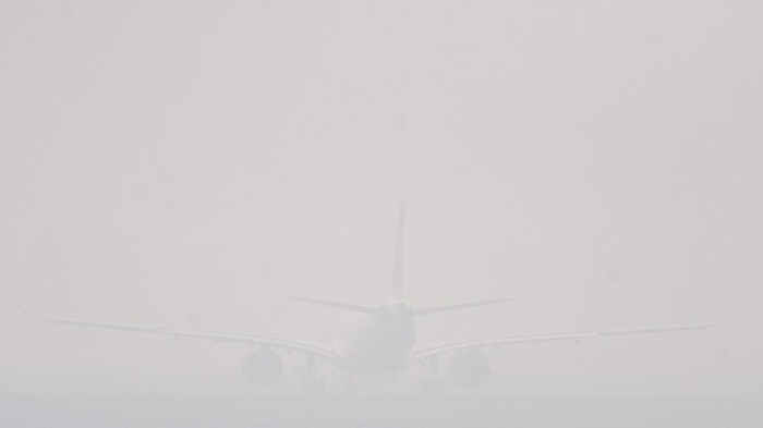 Pesawat komersial Airbus A330-941 milik maskapai penerbangan Lior Air mendarat di Bandara Internasional Sultan Mahmud Badaruddin (SMB) II Palembang, Sumatera Selatan, Kamis (17/9/2026). Berdasarkan data dari pengelola Bandara Internasional Sultan Mahmud Badaruddin (SMB) II Palembang kabut asap dampak Kebakaran Hutan dan Lahan (karhutla) mengakibatkan jarak pandang menurun hingga 700 meter sehingga kedatangan empat penerbangan dari Singapura, Jeddah, Yogyakarta dan Jakarta mengalami keterlambatan. ANTARA FOTO/Nova Wahyudi