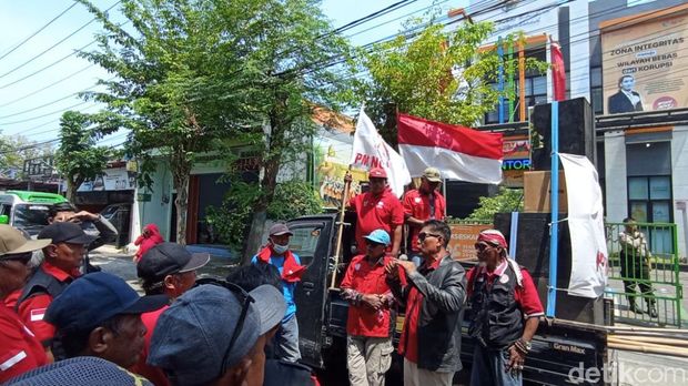 Kantor BPS Nganjuk digeruduk warga yang protes soal carut-marut data desil.