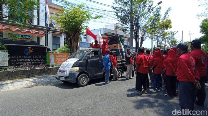 Kantor BPS Nganjuk digeruduk warga yang protes soal carut-marut data desil.