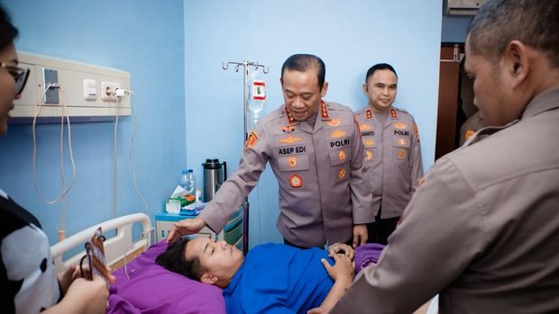 Kapolda Metro Jaya Komjen Asep Edi Suheri membesuk tiga personil nan terluka saat bertugas