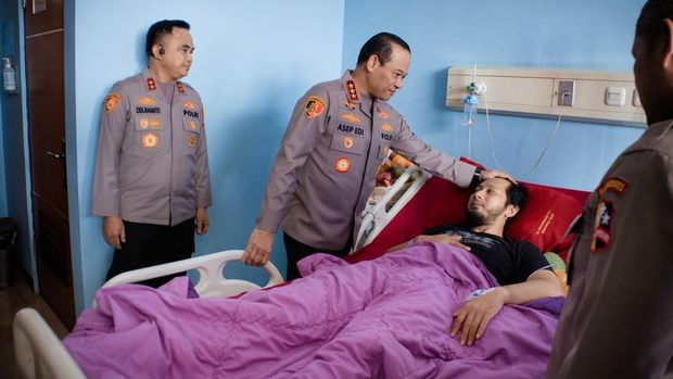 Kapolda Metro Jaya Komjen Asep Edi Suheri membesuk tiga personil nan terluka saat bertugas