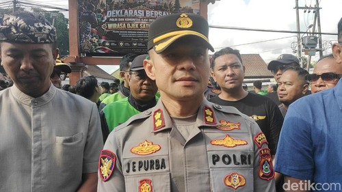 Kapolres Badung, AKBP Joseph Edward Purba, bersama para pengemudi ojek pangkalan dan online di Polres Badung, Kamis (17/9/2026). (Foto: Agus Eka/detikBali)