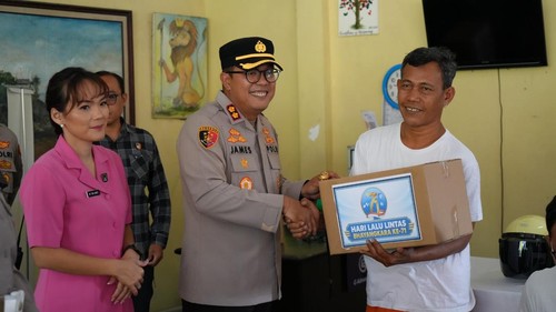 Kapolres Gianyar, AKBP James Rajagukguk, menyerahkan bingkisan ke penyandang disabilitas di Yayasan Bhakti Senang Hati, Kamis (17/9/2026). (Aryo Mahendro/detikBali)