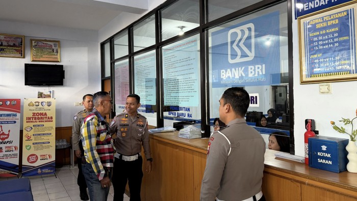 Kasubdit Regident Polda Sulsel Kompol Kasman mengecek pelayanan. Dokumen Istimewa