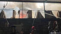 Sedikitnya enam truk PMK, 1 mobil watercanon dan 6 truk tangki air dikerahkan ke lokasi. Petugas berjibaku memadamkan api yang berkobar di dalam gudang bahan baku sepatu. Saat ini pukul 12.30 WIB, kebakaran mulai bisa dikendalikan.