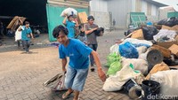 Buruh Harian PT Esa Kalen Jaya, Muhammad Unying (25) menjelaskan, api pertama kali muncul di gudang bahan baku lantai 2 sekitar pukul 10.00 WIB. Posisinya saat itu bekerja memotong bahan sandwich mesh di lantai satu persis di bawah sumber api.