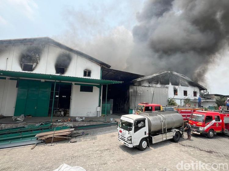 Dahsyatnya Kebakaran Pabrik Sepatu di Mojokerto