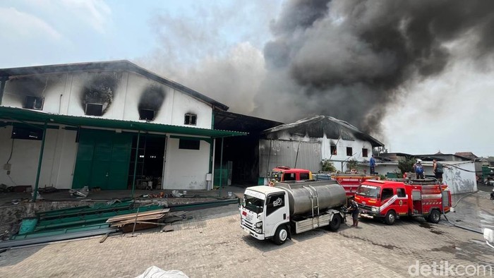 Kebakaran pabrik PT Esa Kalen Jaya Mojokerto