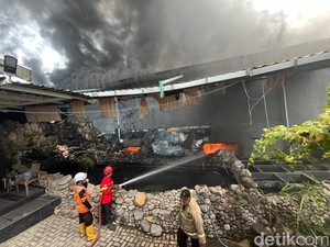 Pabrik Sepatu di Mojokerto Terbakar Hebat, 270 karyawannya Berhamburan