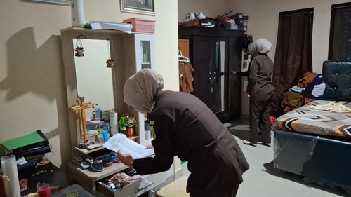 Kejari Kabupaten Kupang menggeledah rumah adik kandung mantan Bupati Kupang Korinus Masneno, yakni Marsela Masneno di RT 17, RW 06, Kelurahan Pasir Panjang, Kecamatan Kota Lama, Kota Kupang, NTT, Kamis (17/9/2026). (Yufengki Bria/detikBali)