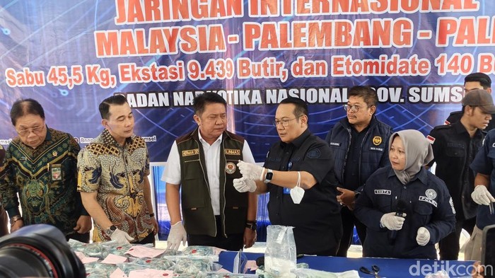 Kepala BNNP Sumsel bersama Gubernur Sumsel memusnahkan puluhan sabu dan ekstasi jaringan Malaysia dan Palembang