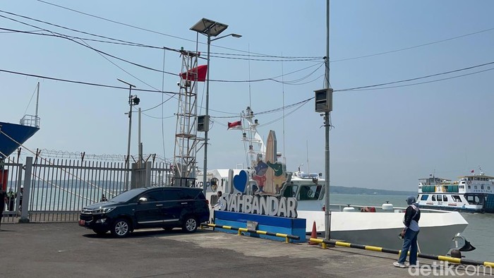 Kepala KSOP Tanjung Perak Agustinus Maun menaiki Kapal KNP 378 setelah enggan dimintai keterangan awak media di Tanjung Perak Surabaya.