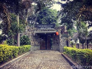 Ikhtiar Keluarga Samhudi Merawat Ketenangan Makam Wakaf di Nagreg