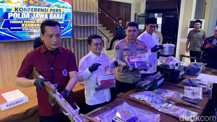 Konferensi pers penangkapan perakit bom asal Bandung Barat.