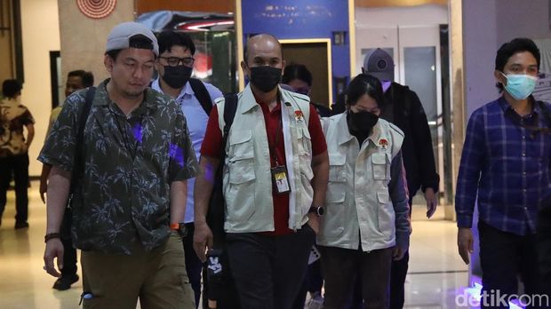 KPK Geledah Kantor ATR/BPN, Sejumlah Koper Dibawa Keluar Penyidik Komisi Pemberantasan Korupsi (KPK) menggeledah sejumlah ruangan di kantor Kementerian Agraria dan Tata Ruang/Badan Pertanahan Nasional (ATR/BPN), Jakarta, Kamis (17/9/2026). Penggeledahan dilakukan dalam rangka penyidikan kasus dugaan suap dan gratifikasi terkait pengurusan Hak Guna Bangunan (HGB) di Kabupaten Bogor.