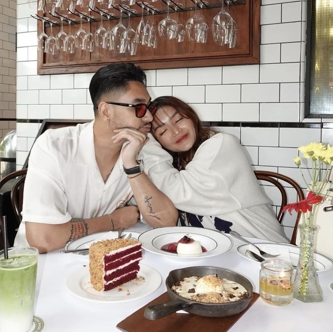 So Sweet! Krisjiana dan Siti Badriah Kulineran bareng Keluarga Kecilnya