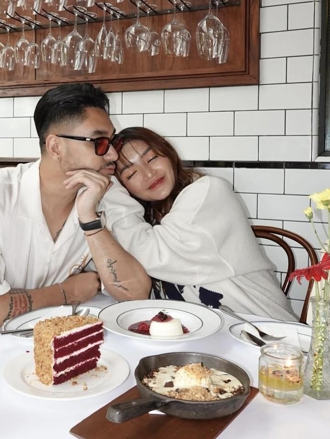 So Sweet! Krisjiana dan Siti Badriah Kulineran bareng Keluarga Kecilnya