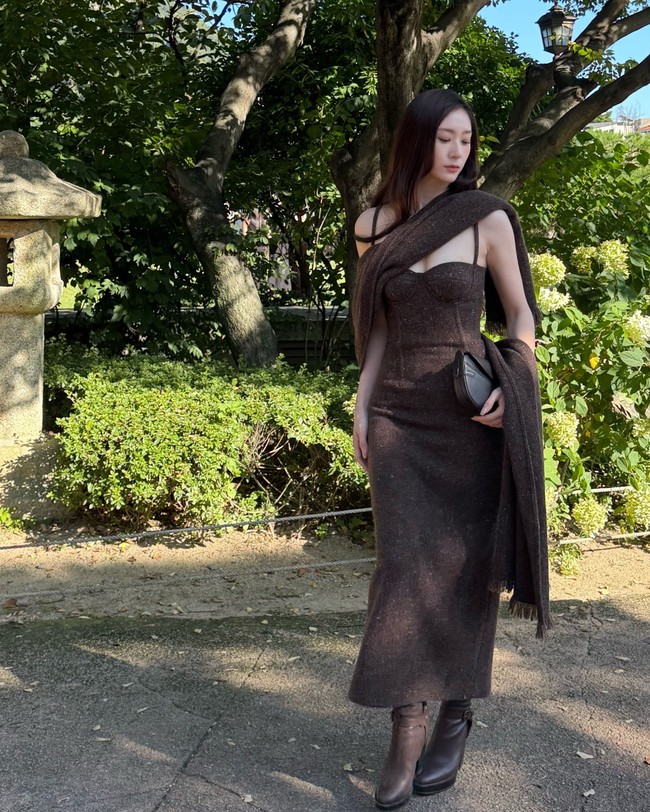 Gayanya dilengkapi dengan heeled knee high boots berwarna senada dan clutch bag hitam Ralph Lauren. Foto: dok. Instagram @vousmevoyez