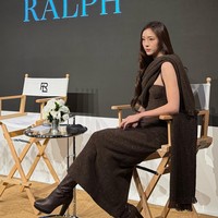 Unggahan foto terbarunya sontak ramai menjadi perbincangan netizen. Tak hanya mirip, Krystal dan kakaknya Jessica disebut bak orang yang sama. Foto: dok. Instagram @vousmevoyez