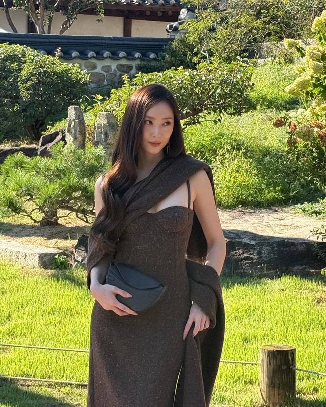 Dalam kesempatan itu, Krystal Jung memancarkan aura quiet luxury. Tampil dalam balutan gaun rajut coklat. Semakin elegan dengan aksesori scarf yang melingkar di area dadanya. Foto: dok. Instagram @vousmevoyez