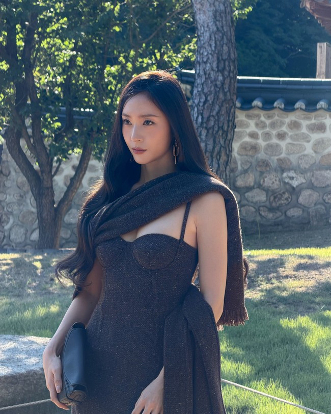 Aging like fine wine. Krystal Jung menyihir netizen dengan pesonanya setelah menginjak usia kepala tiga. Foto: dok. Instagram @vousmevoyez