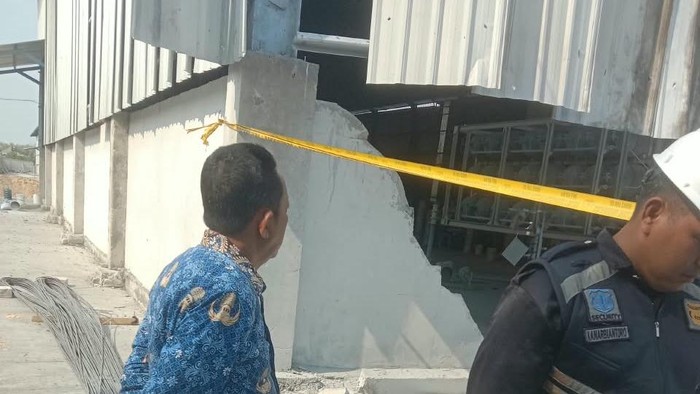 Lokasi ledakan dan kebakaran pabrik Blesscon di Lamongan dipasang garis polisi