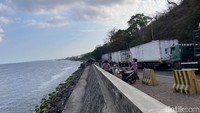 Nasrukin, salah satu sopir kendaraan logistik, mengatakan kemacetan tersebut membuat perjalanan pengiriman barang terganggu. Ia mengangkut berbagai bahan bangunan dari Situbondo menuju Banyuwangi setiap dua hari sekali. 