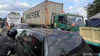 Keluhan serupa disampaikan Agus, sopir kendaraan logistik lainnya. Ia mengaku sempat terjebak kemacetan sejak Kamis dini hari. 