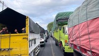 Ratusan kendaraan logistik yang hendak masuk pelabuhan tertahan dalam antrean hingga berjam-jam.