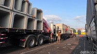 Kemacetan terjadi mulai kawasan utara pintu masuk Grand Watu Dodol hingga Pelabuhan ASDP Ketapang. 
