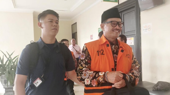 Wali Kota nonaktif Madiun, Maidi terdakwa kasus pemerasan dan gratifikasi di pengadilan Tipikor