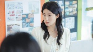 Gong Yeon Su juga tumbuh jadi perempuan yang susah dekat dengan pria, apalagi mereka yang terlalu open-minded. Tentu saja semesta punya sejuta cara buat mempertemukannya dengan orang-orang yang memiliki POV berbeda dengan dia. (Foto: dok. TVING)