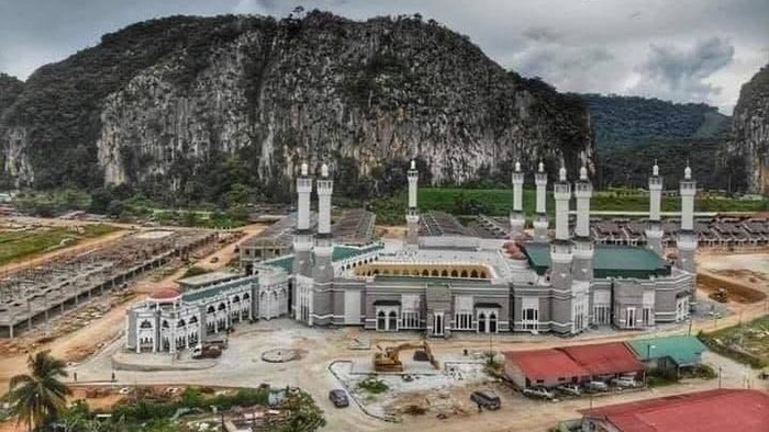 Masjid Jamek Razaleigh di Distrik Gua Musang, Kelantan, Malaysia.