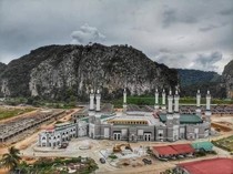 Malaysia Punya Masjid Mirip Masjidil Haram, Lengkap Ada Kabah
