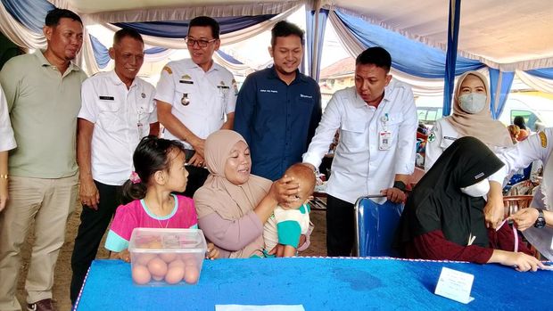 Masyarakat Gandus Palembang berobat dan mengecek kesehatan gratis dari PTBA
