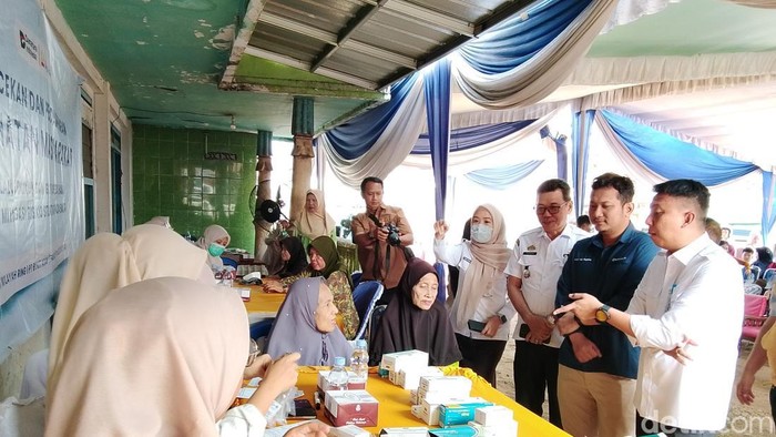 Masyarakat Gandus Palembang berobat dan mengecek kesehatan gratis dari PTBA