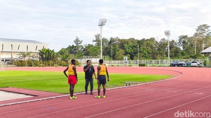 Atlet atletik Papua menjalani latihan di Mimika Sport Complex, Rabu (16/9/2026). Pemanasan, latihan teknik, dan penguatan fisik menjadi bagian dari proses mengejar prestasi.