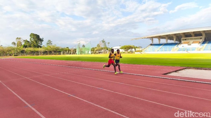 Atlet atletik Papua menjalani latihan di Mimika Sport Complex, Rabu (16/9/2026). Pemanasan, latihan teknik, dan penguatan fisik menjadi bagian dari proses mengejar prestasi.
