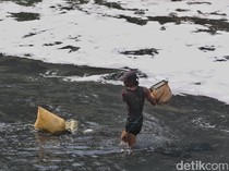 Mengais Rezeki dari Cacing Sutra di Tengah Lumpur BKB
