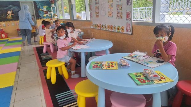 Menjaga Ibu, Melindungi Anak, Kisah Perempuan Pekerja Kebun di Solok Selatan