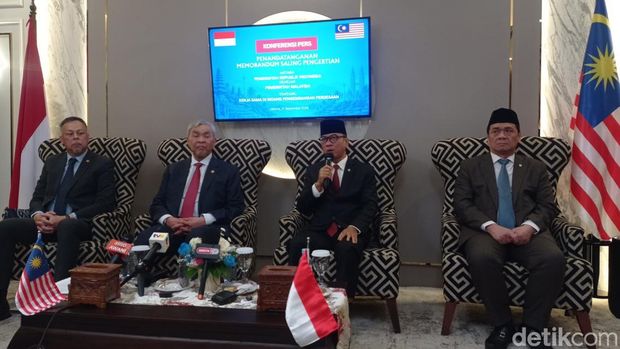 Menteri Desa dan PDT RI Yandri Susanto dan Timbalan Perdana Menteri Malaysia sekaligus Menteri Kemajuan Desa dan Wilayah Malaysia,  Dato' Seri Dr. Ahmad Zahid bin Hamidi (Shonya/detikcom)