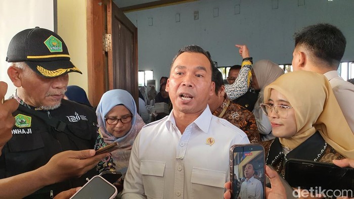Menteri Kependudukan dan Pembangunan Keluarga (Kemendukbangga) Republik Indonesia, Wihaji, saat melakukan kunjungan kerja ke Kabupaten Indramayu, Kamis (17/9/2026).