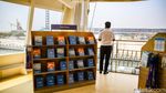 Menyusuri Koleksi Buku di Perpustakaan Apung Jakarta