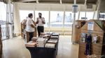 Menyusuri Koleksi Buku di Perpustakaan Apung Jakarta