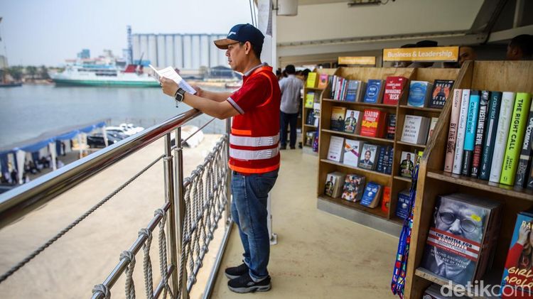 Menyusuri Koleksi Buku di Perpustakaan Apung Jakarta